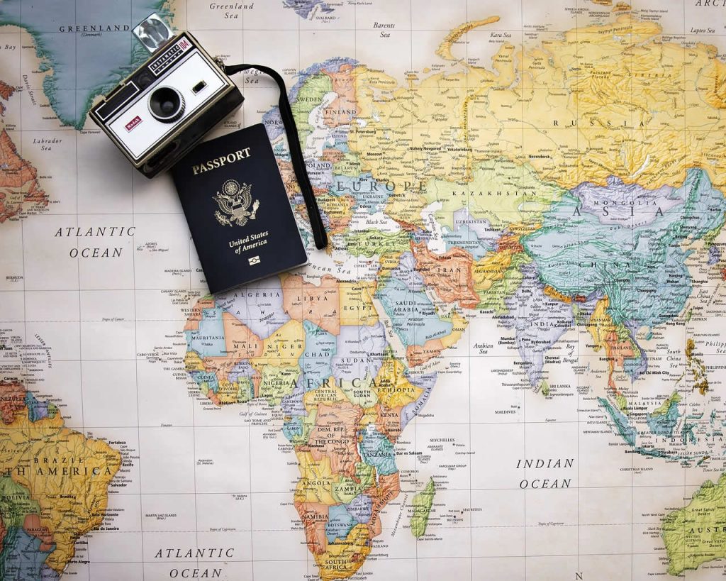 Préparation d'un voyage, un passeport et une carte du monde